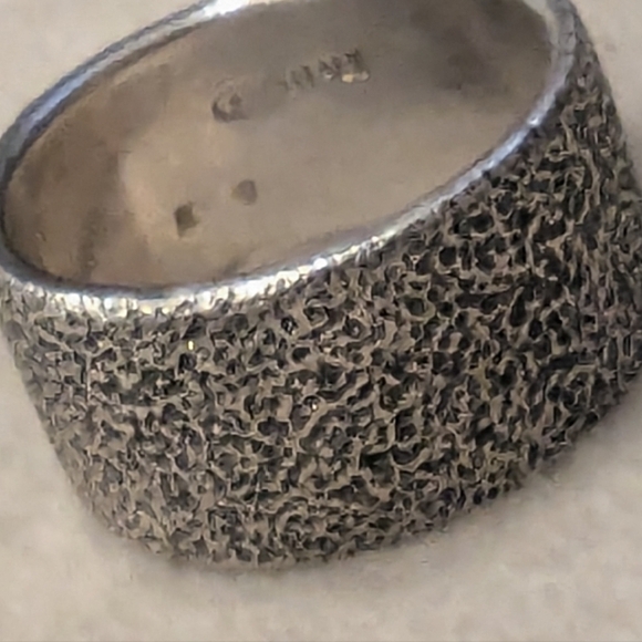 Hammered sterling silver ring handcrafted in Italy. Size 6, 10 mm wide - Picture 2 of 8